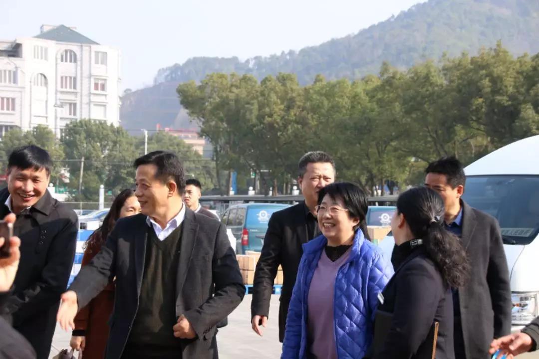 浙江省工会副主席张卫华女士一行来云顶国际慰问调研
